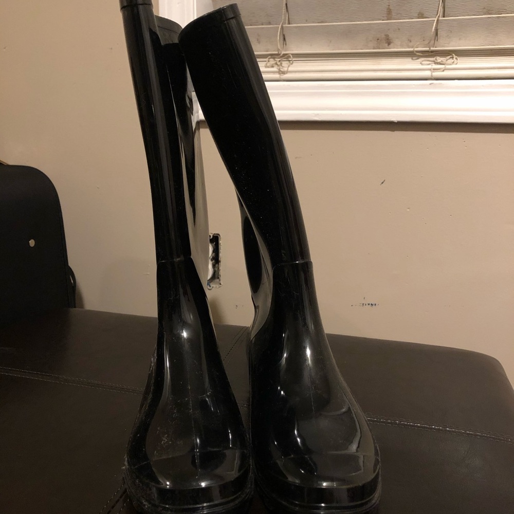 Rubber rain boot